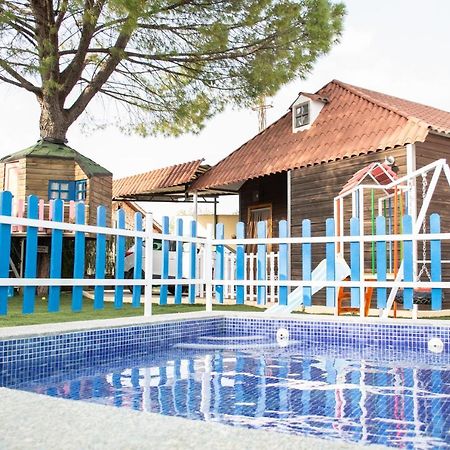 Bungalow Perotonar Ideal Para Familia Con Ninos La Puebla de Cazalla Dış mekan fotoğraf